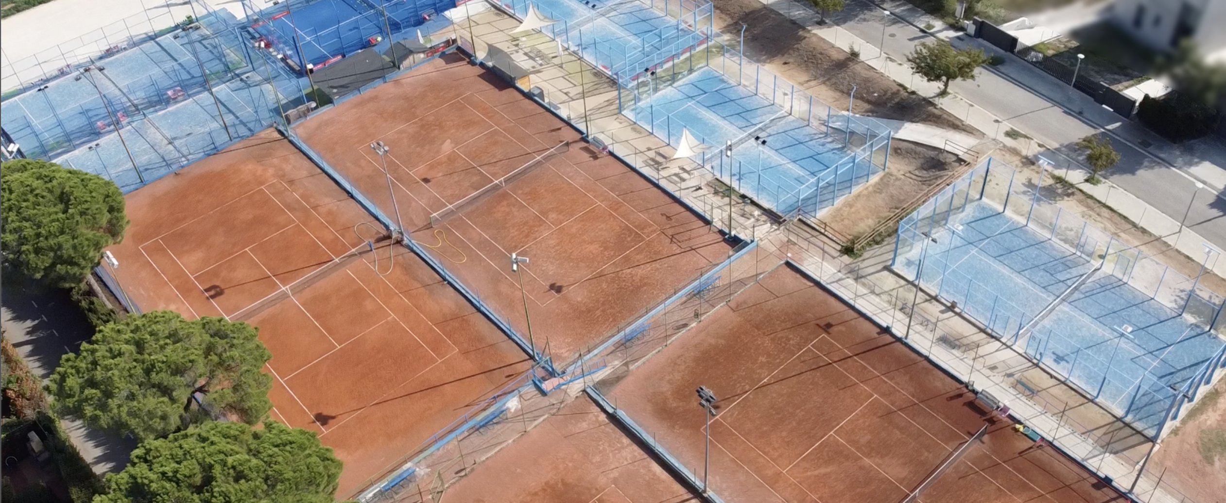 Vista aèria de les instal·lacions de City Sports - pistes de tennis i pàdel