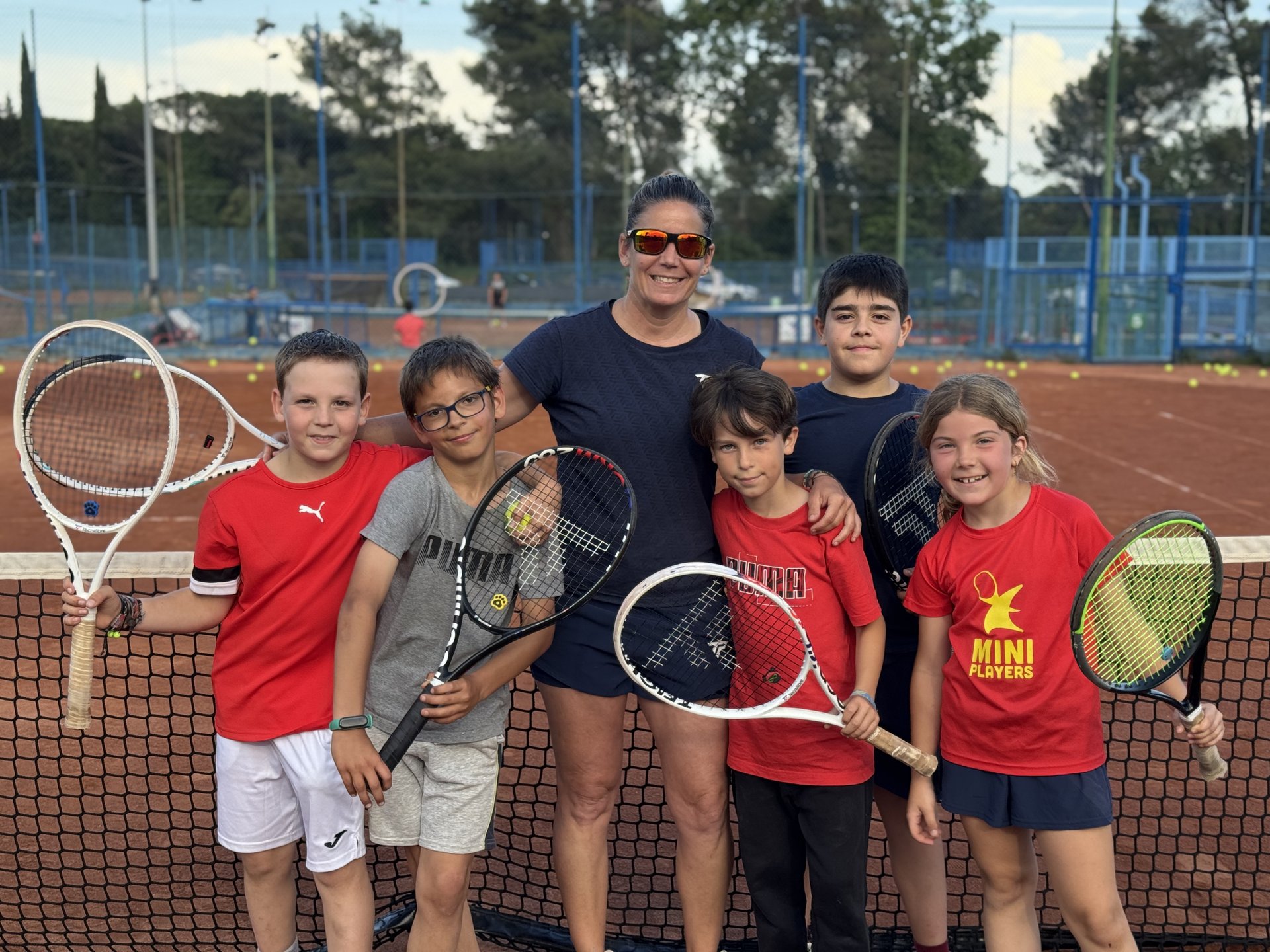 Escola base de tennis amb grup de nens i monitor a City Sports